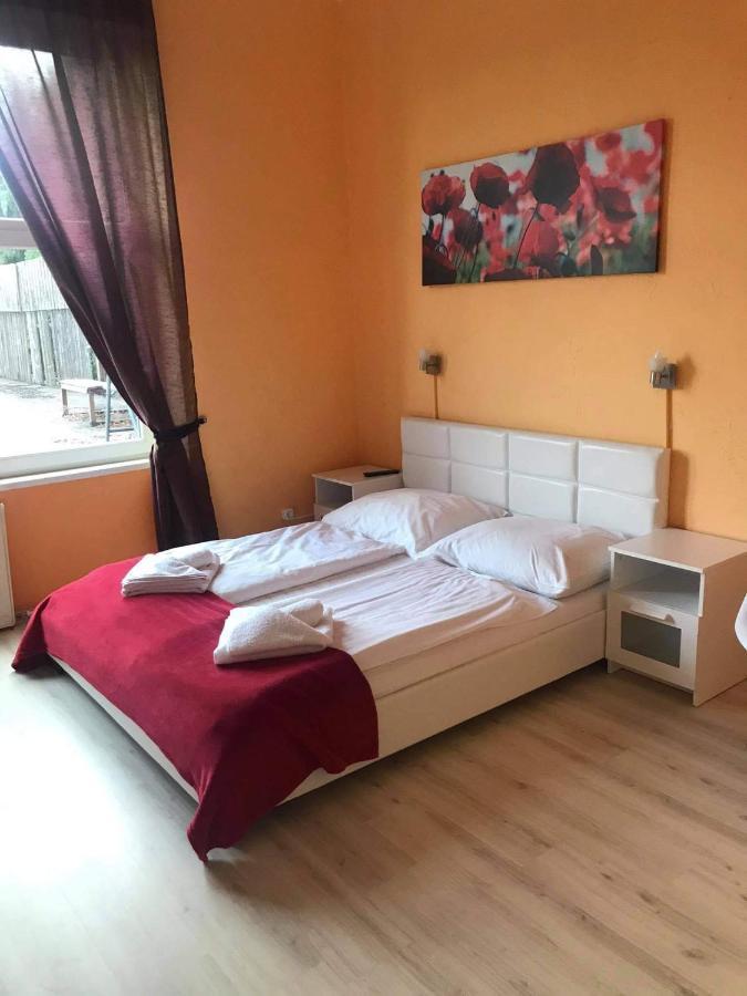 Y Panzio Bed & Breakfast Balatonlelle Exterior photo